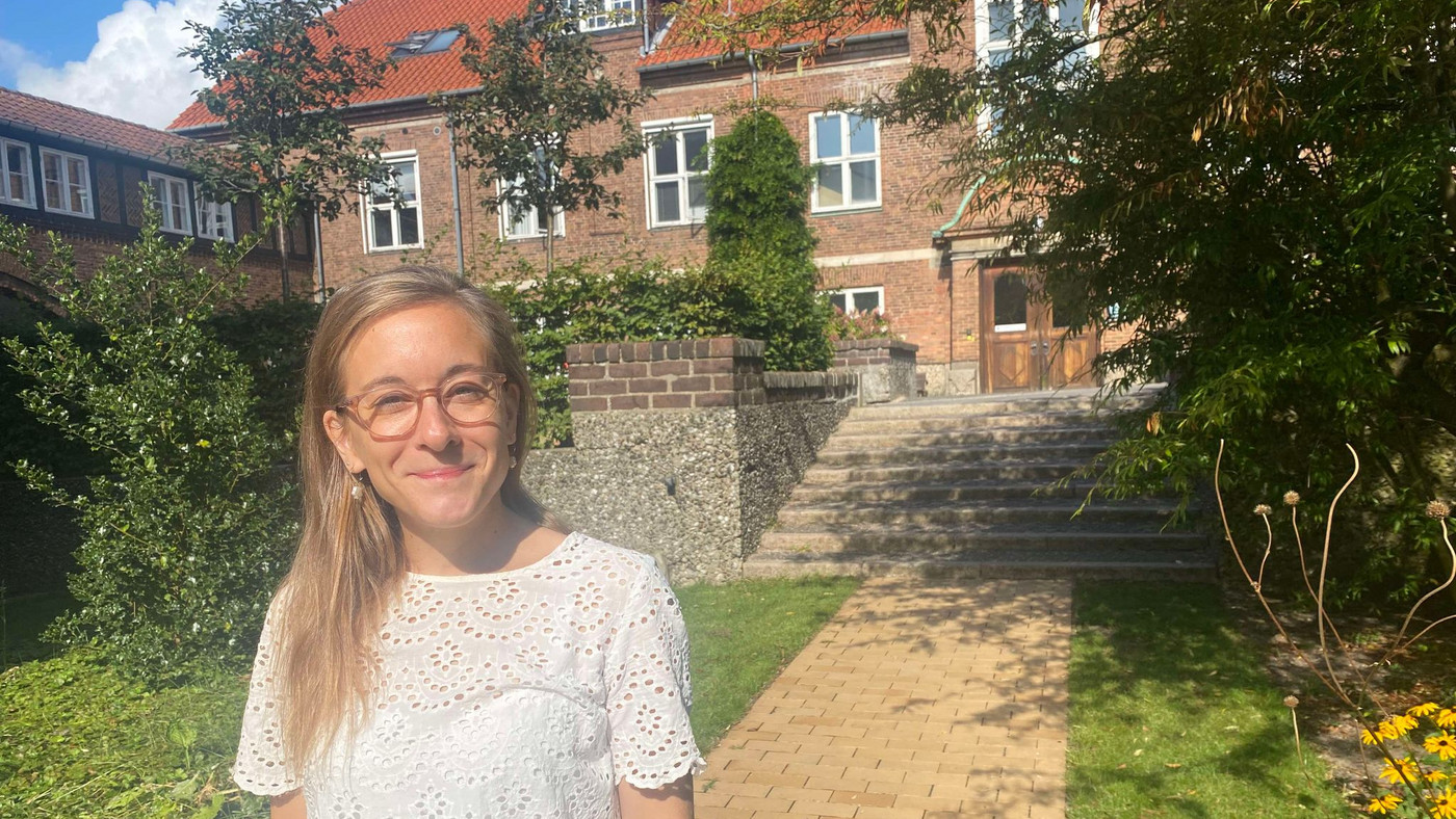 Gabriela Fredman i solskin foran Videncenter for Hudkræft