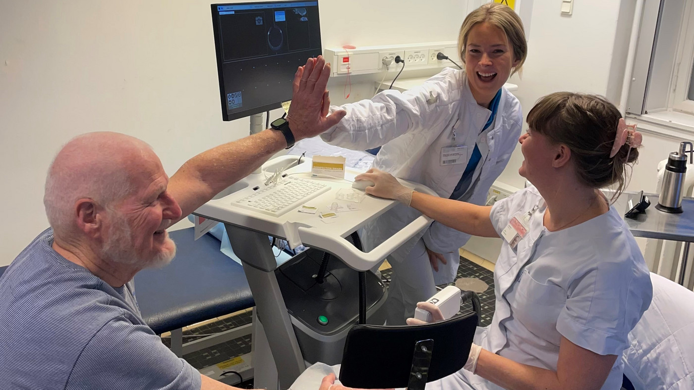 Dr. Emily Wenande (centrum) og projektsygeplejerske June Svendsen (t.h.) glæder sig over at være mere end halvvejs gennem VAXAK-forsøget sammen med en forsøgsdeltager.